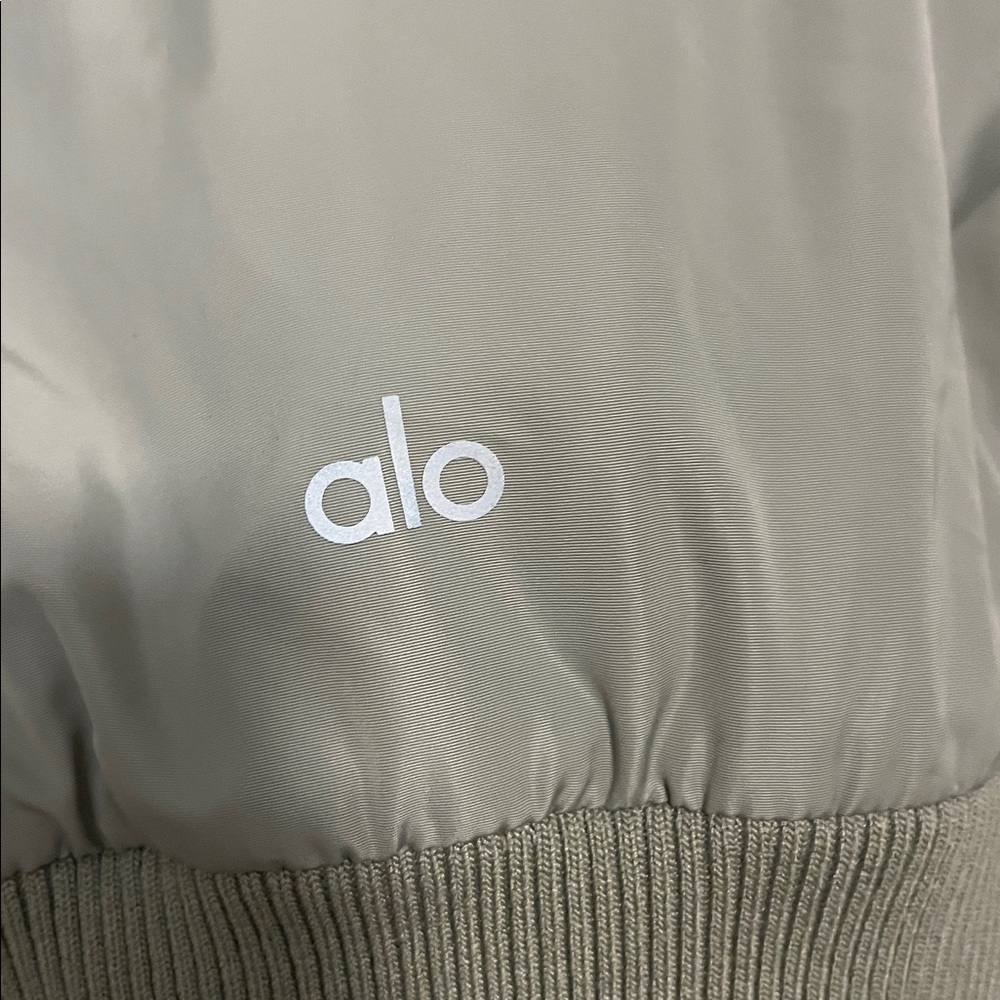 Brand new alo vest - Picture 3 of 4